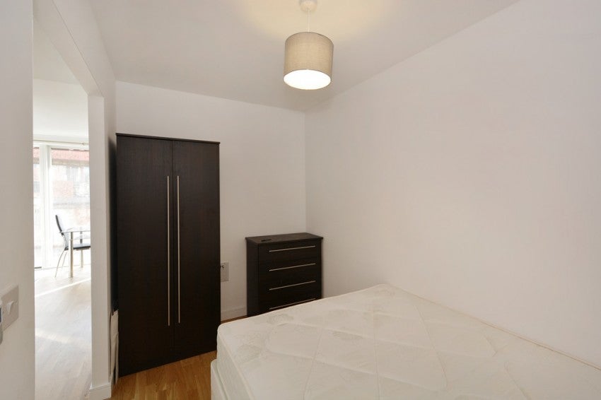 Flat Blondin Way in Greater London