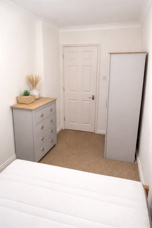 Room Narrow Street in Greater London