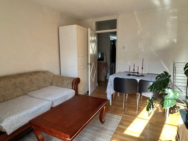 Flat Nuttall Street in Greater London