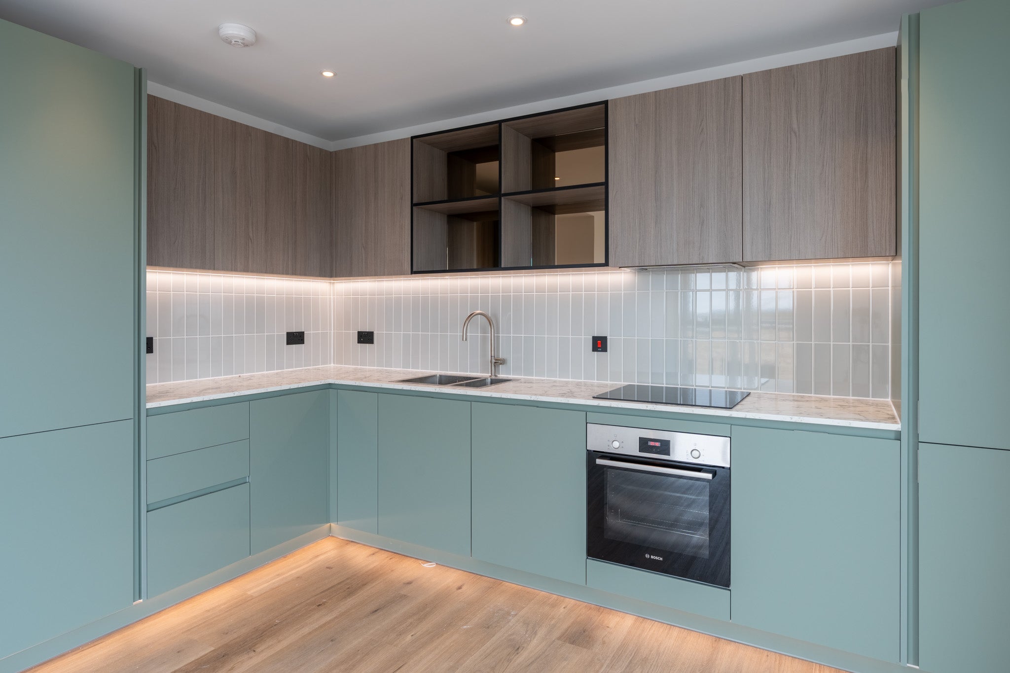 Flat Cedrus Avenue in Greater London