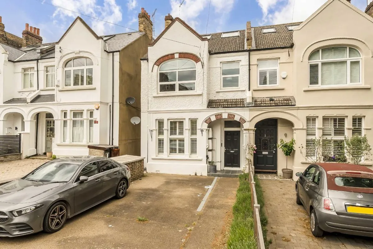 Flat Fontenoy Road in Greater London