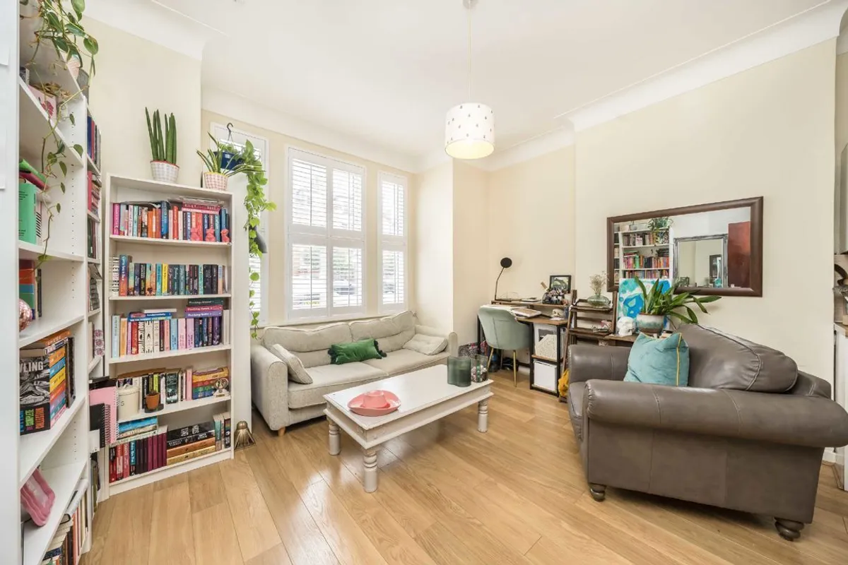 Flat Fontenoy Road in Greater London