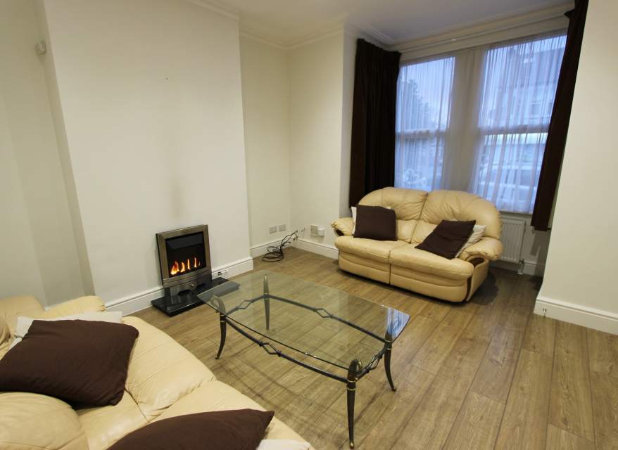 Flat Warwick Road in Greater London