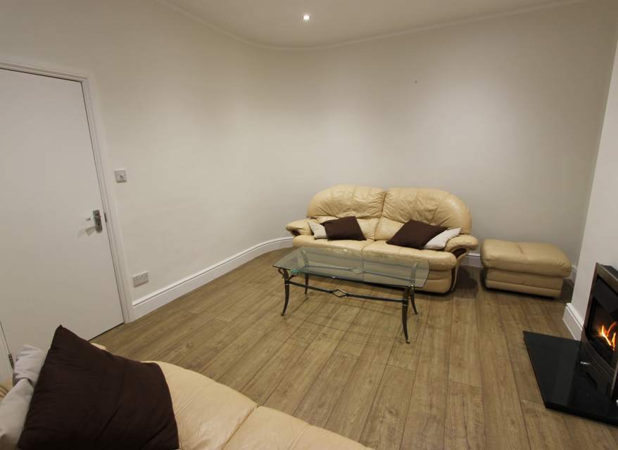 Flat Warwick Road in Greater London