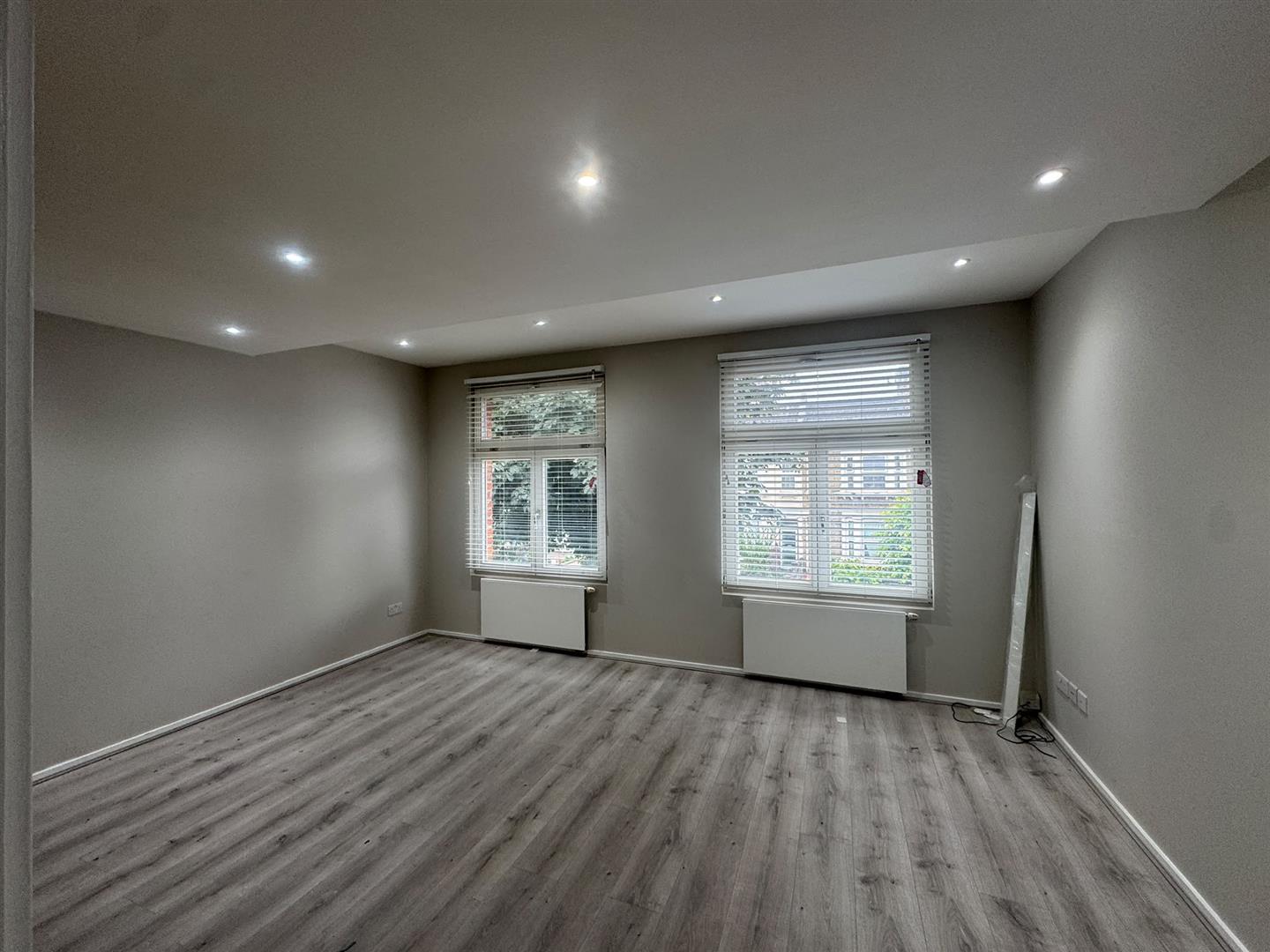 Flat Westcote Road in Greater London