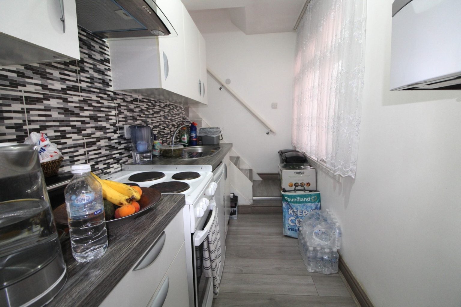 Flat Holly Road in Greater London
