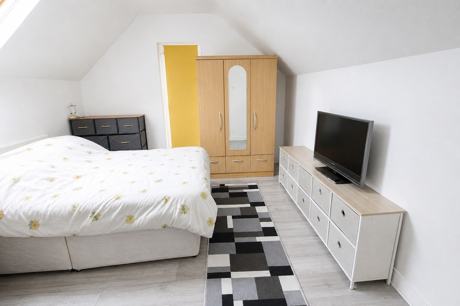 Flat Holly Road in Greater London