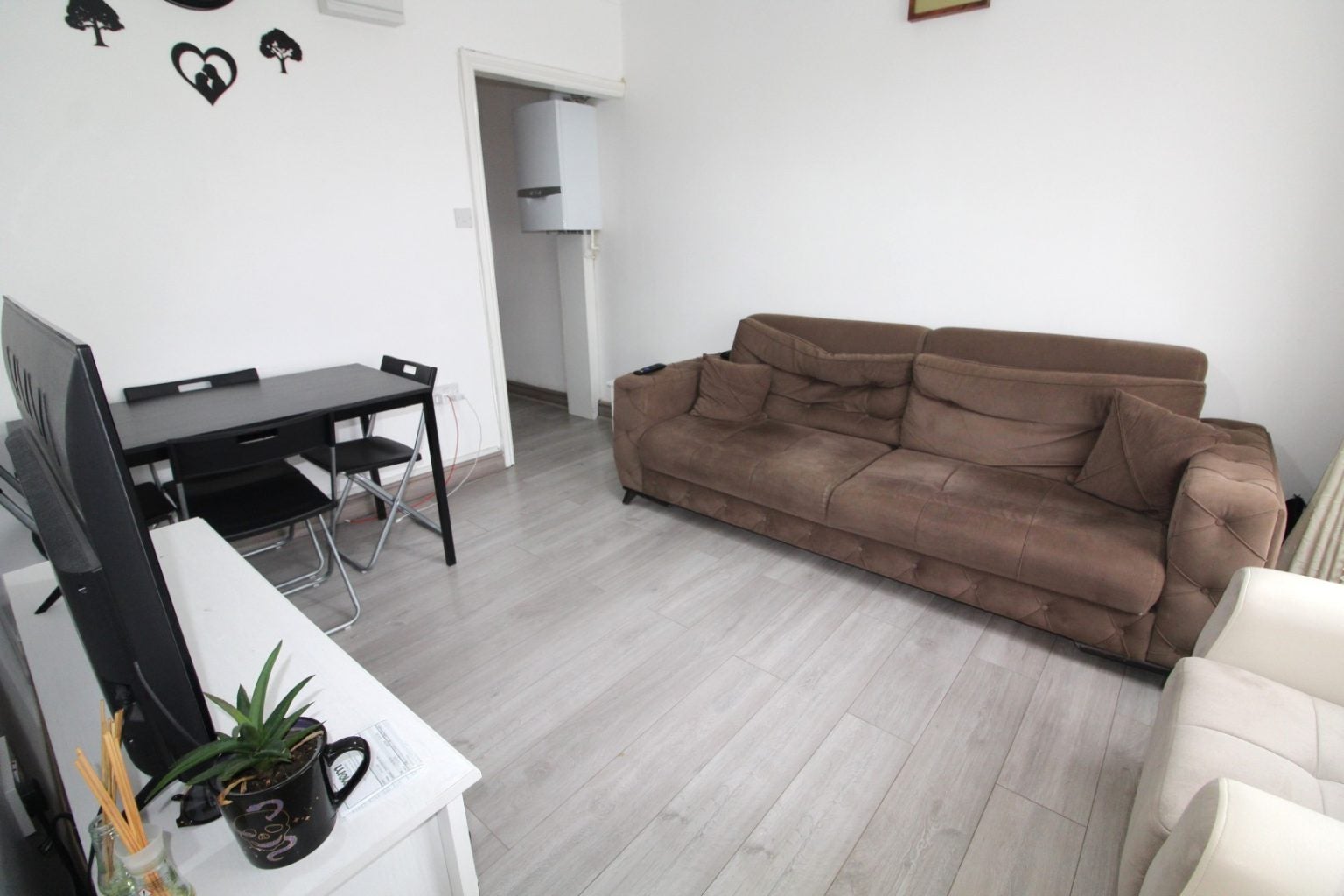 Flat Holly Road in Greater London