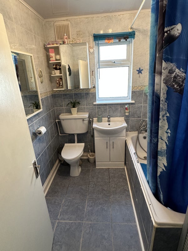 Room Sixth Avenue in Greater London