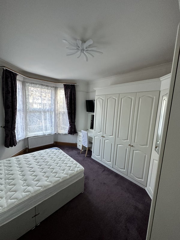 Room Sixth Avenue in Greater London