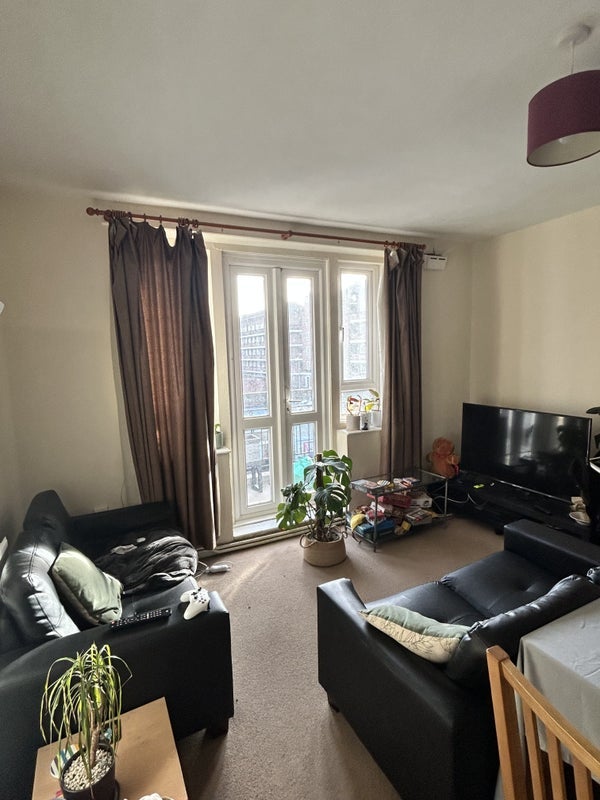 Room Clapham Road in Greater London