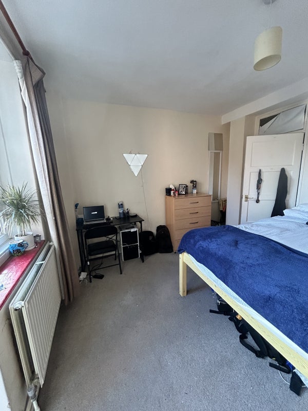 Room Clapham Road in Greater London