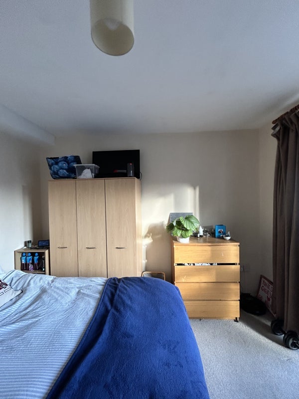 Room Clapham Road in Greater London