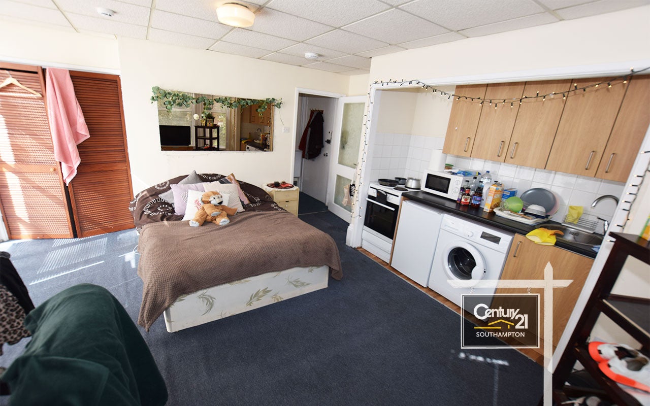 Room Westwood Road in Southampton