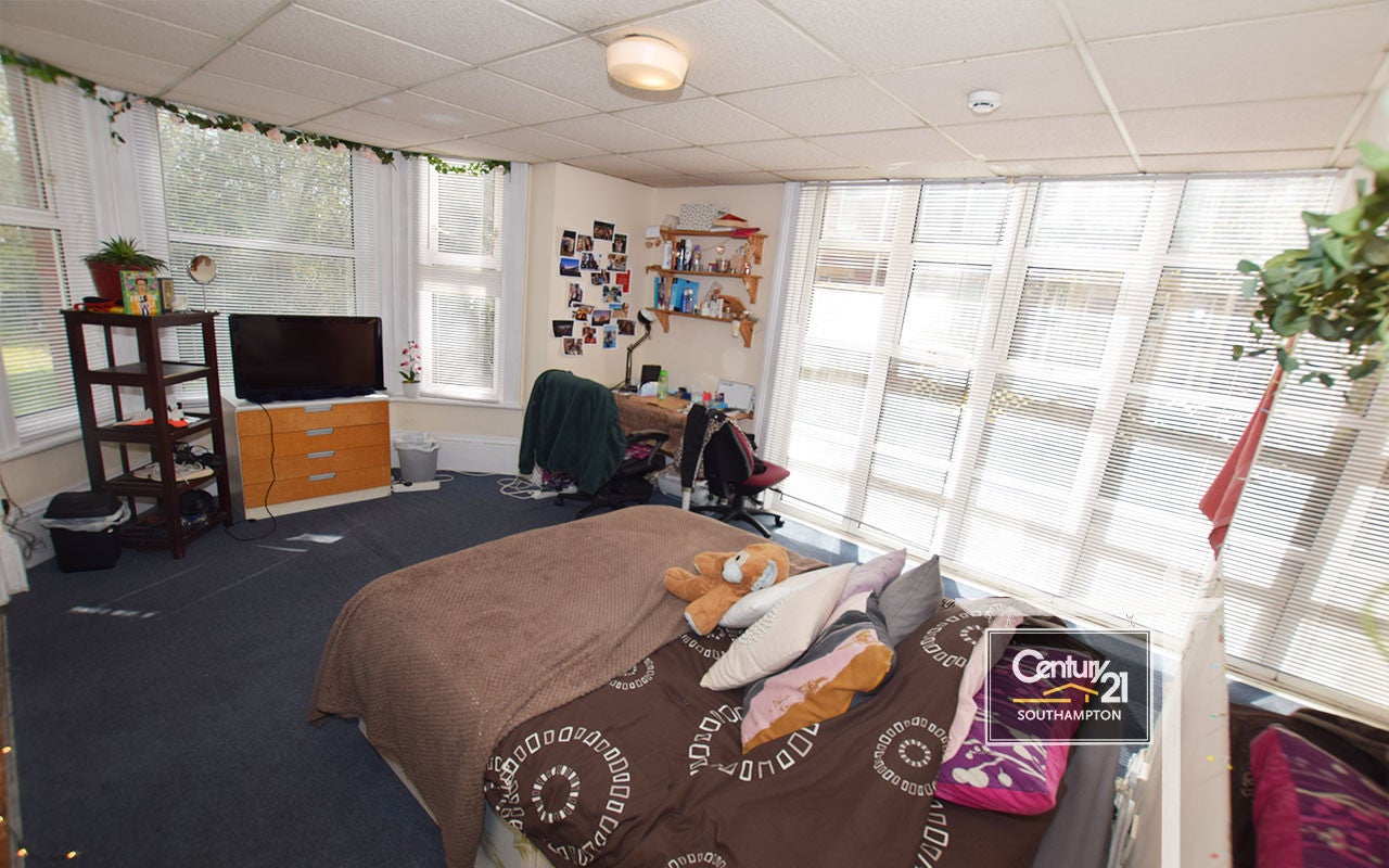 Room Westwood Road in Southampton