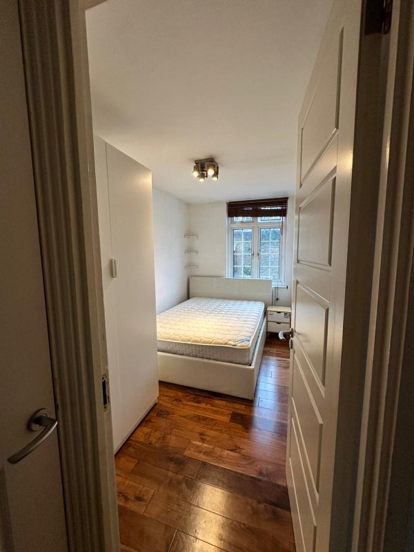 Room Loats Road in Greater London