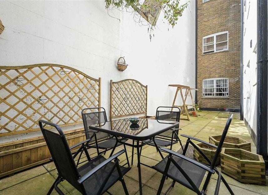 Flat Queen's Gate in City of Westminster