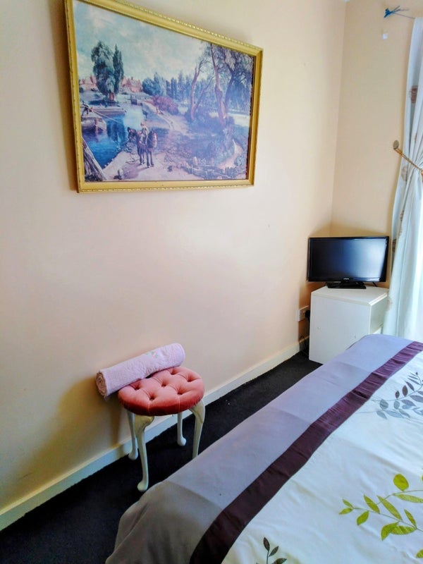 Room Finlay Drive in Glasgow