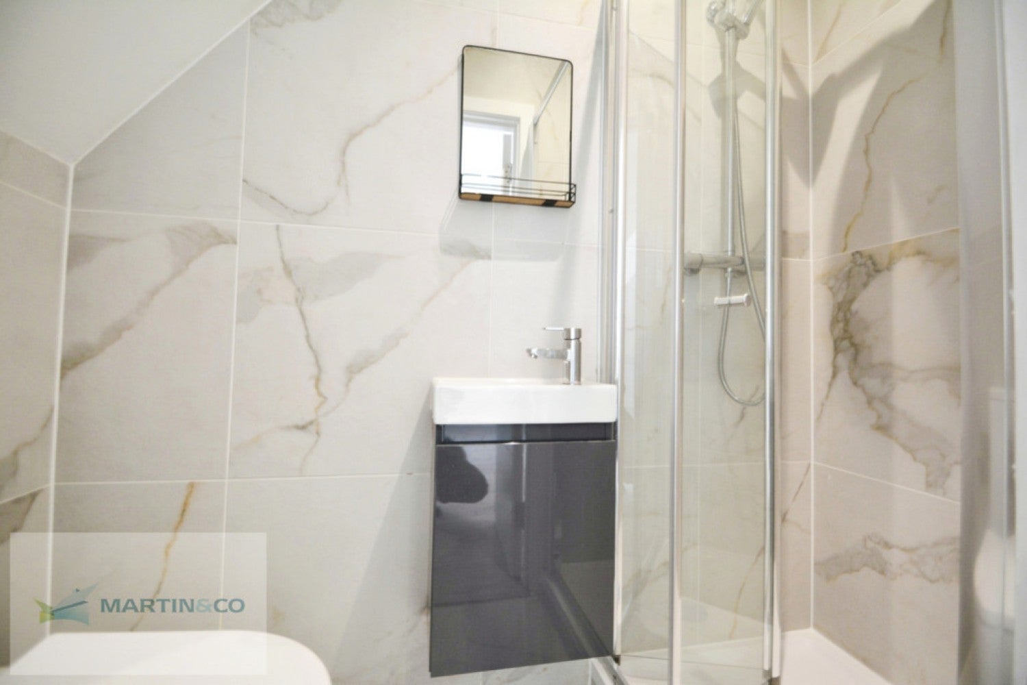 Flat Ewell Road in Greater London