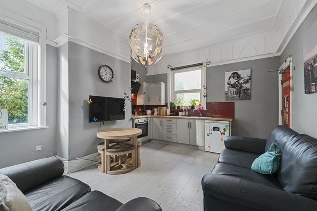 Flat Wellfield Road in Preston