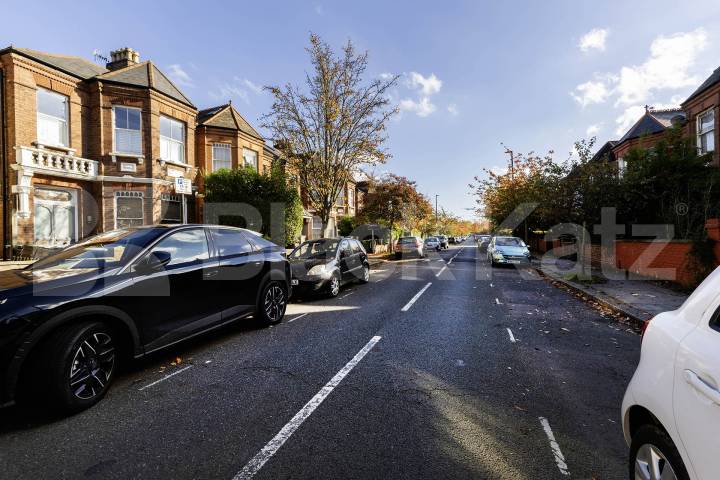 Flat Iverson Road in Greater London