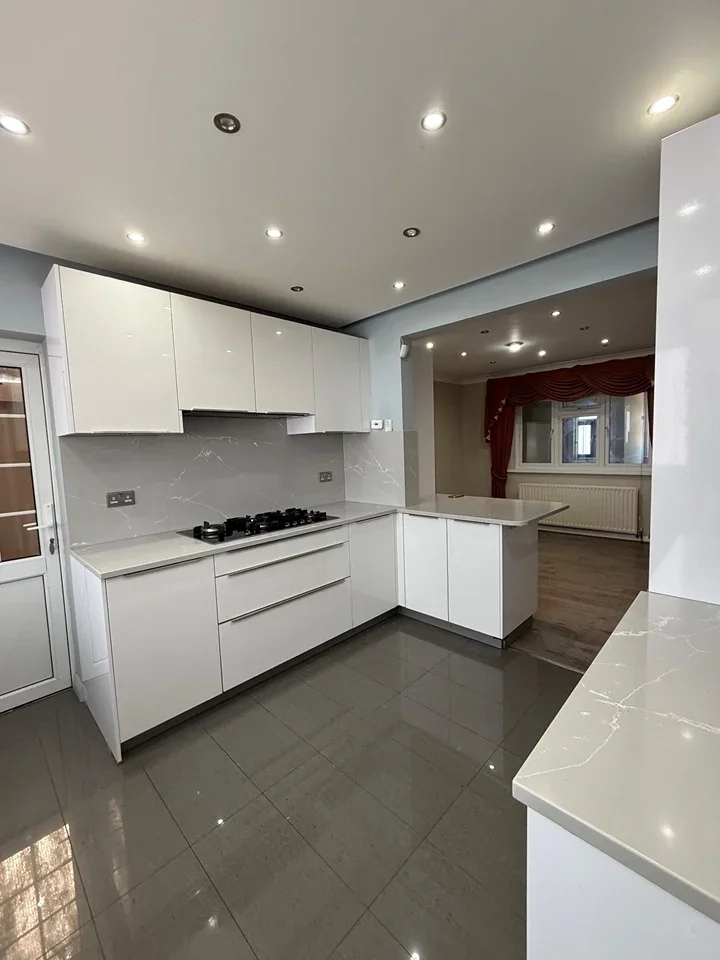 House Broadlands Avenue in Greater London