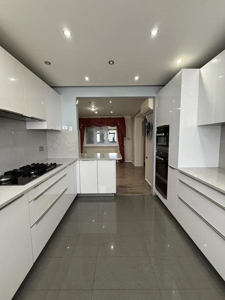 House Broadlands Avenue in Greater London
