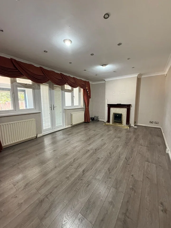 House Broadlands Avenue in Greater London