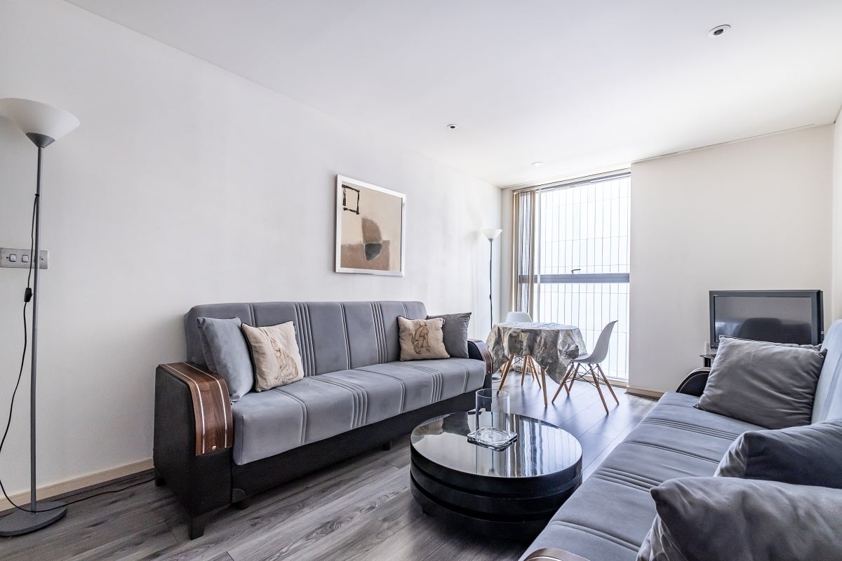 Flat Hermitage Street in City of Westminster