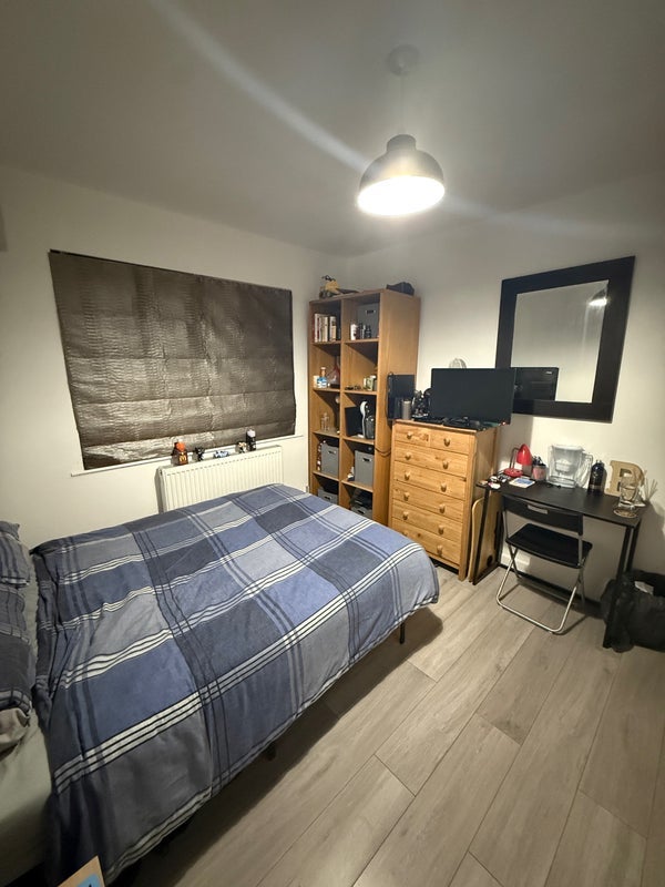 Room Western Avenue in Greater London