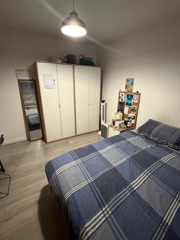 Room Western Avenue in Greater London