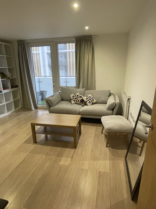Flat Robsart Street in Greater London