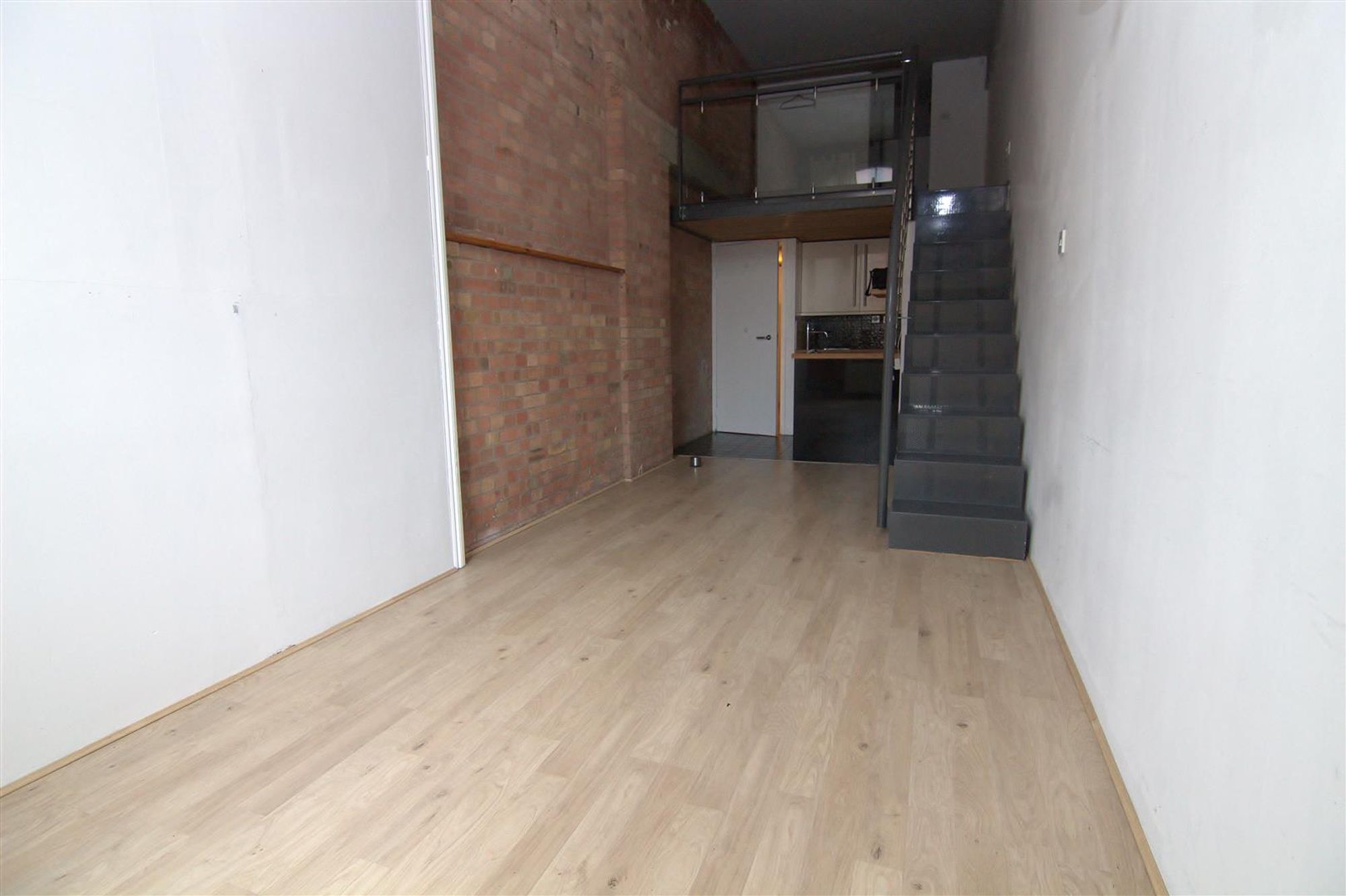 Flat Fairfield Road in Greater London