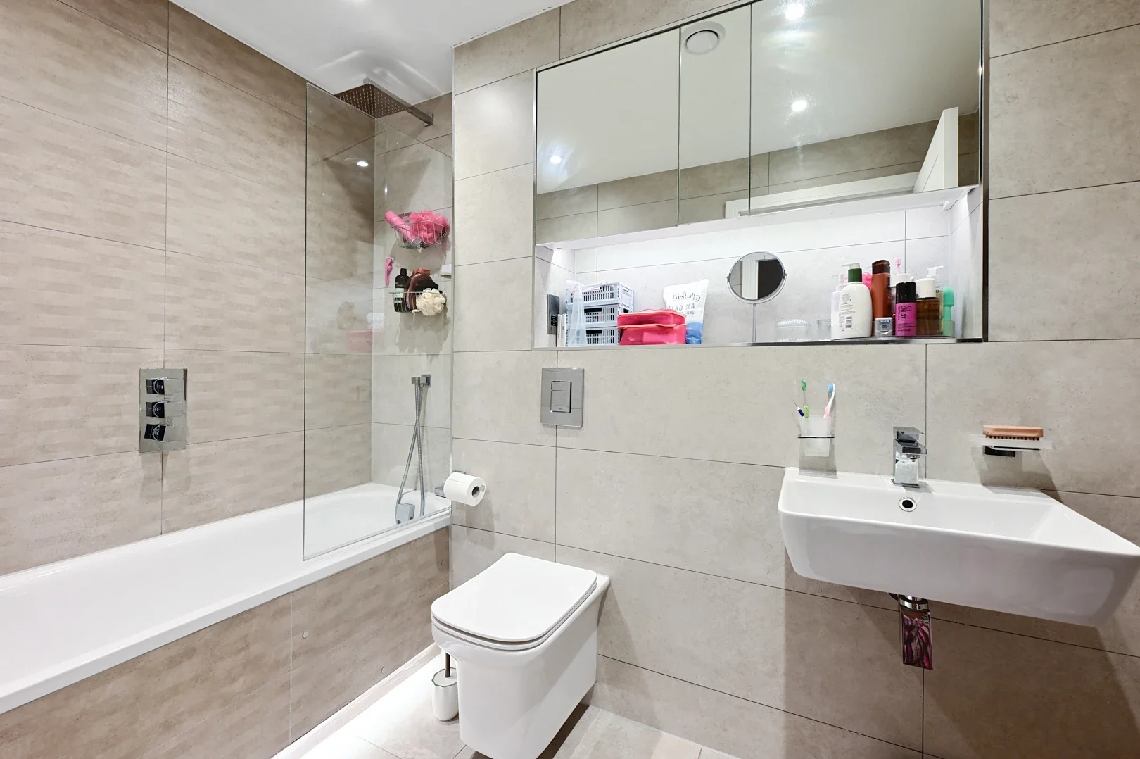 Flat Farnborough Road in Rushmoor