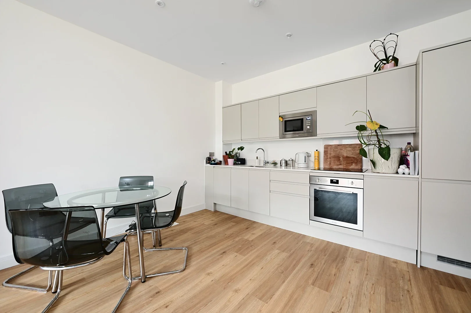 Flat Farnborough Road in Rushmoor