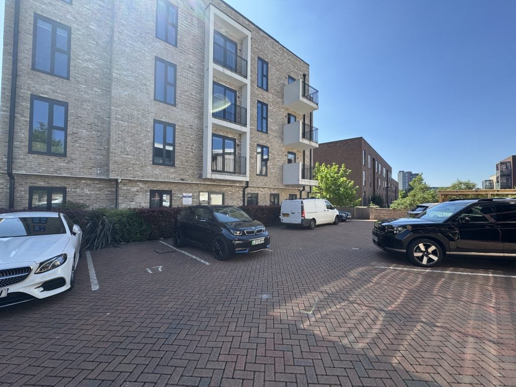 Flat Telegraph Avenue in Greater London