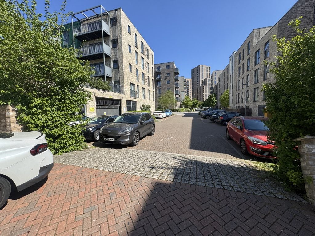 Flat Telegraph Avenue in Greater London