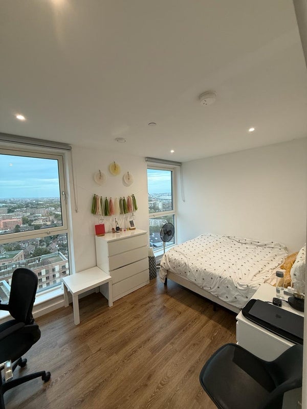 Flat Silvertown Way in Greater London