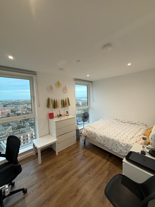 Flat Silvertown Way in Greater London