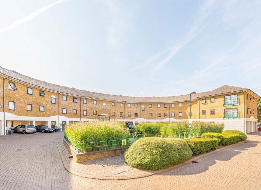 Flat Plover Way in Greater London