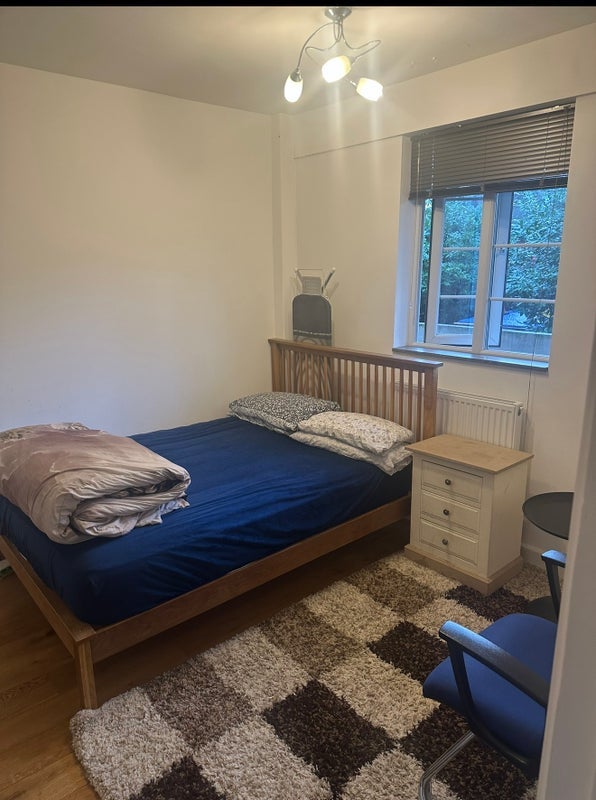 Room Waverley Grove in Greater London