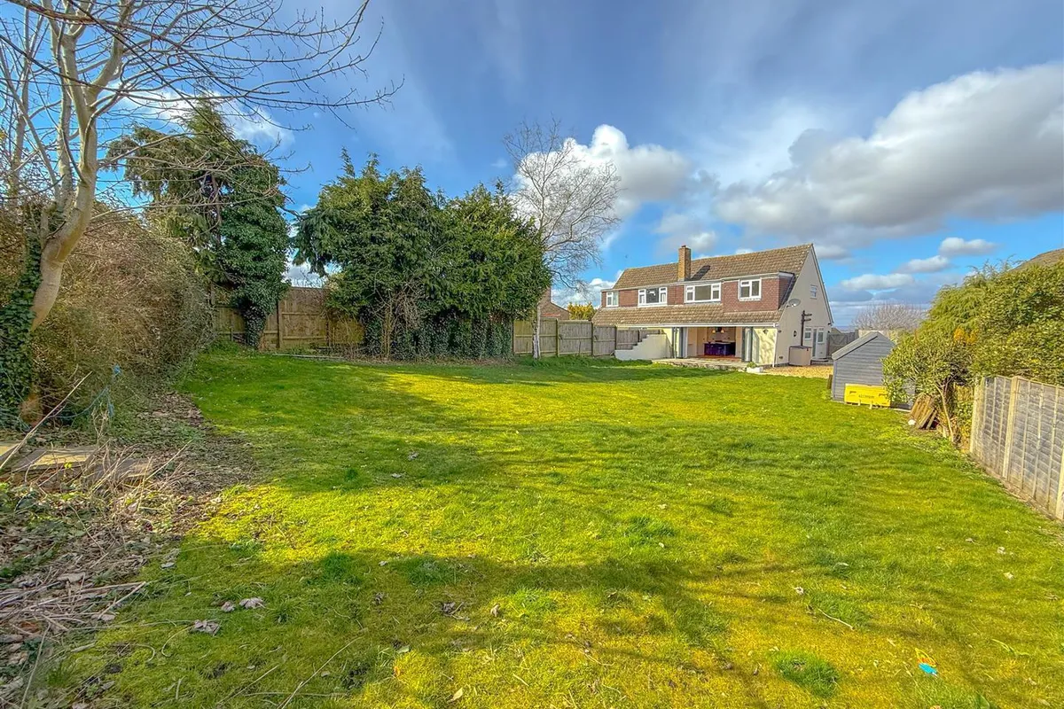 House Malthouse Close in Broad Blunsdon