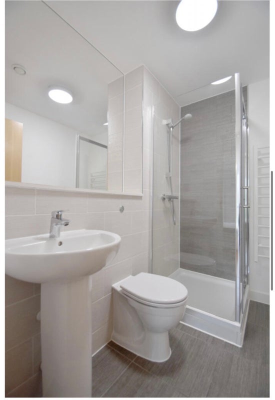 Room Bouverie Court in Leeds