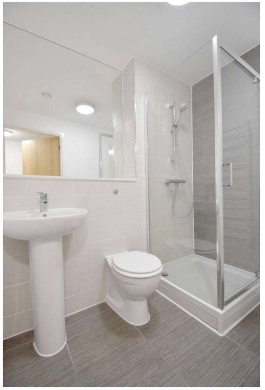 Room Bouverie Court in Leeds