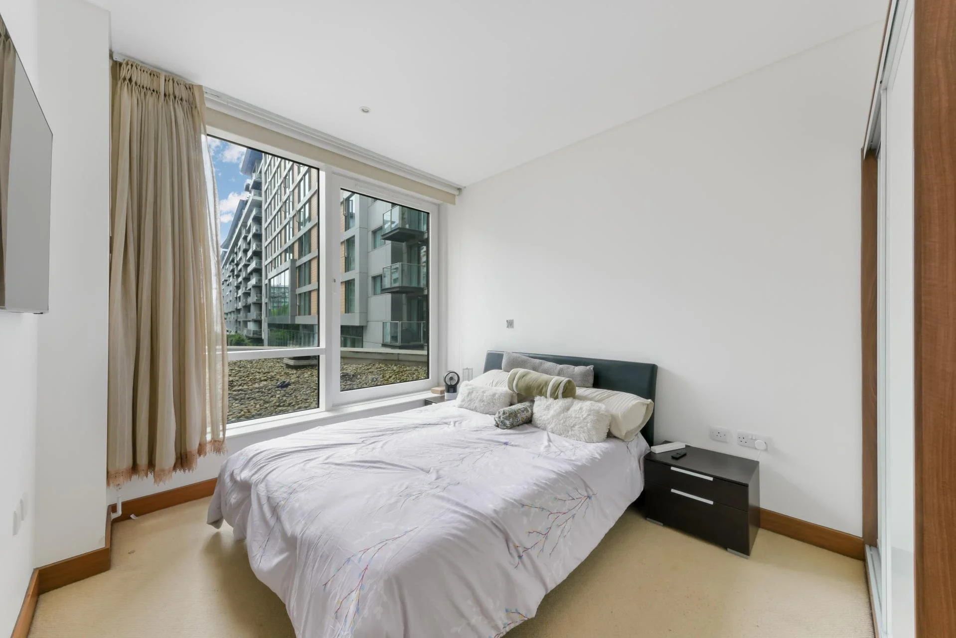 Flat Queenstown Road in Greater London