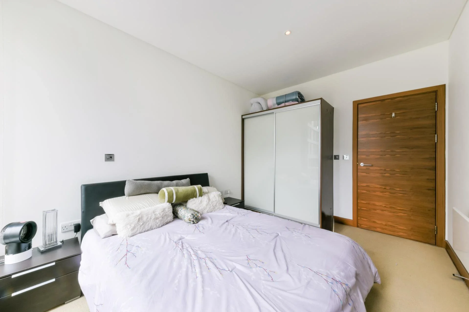 Flat Queenstown Road in Greater London