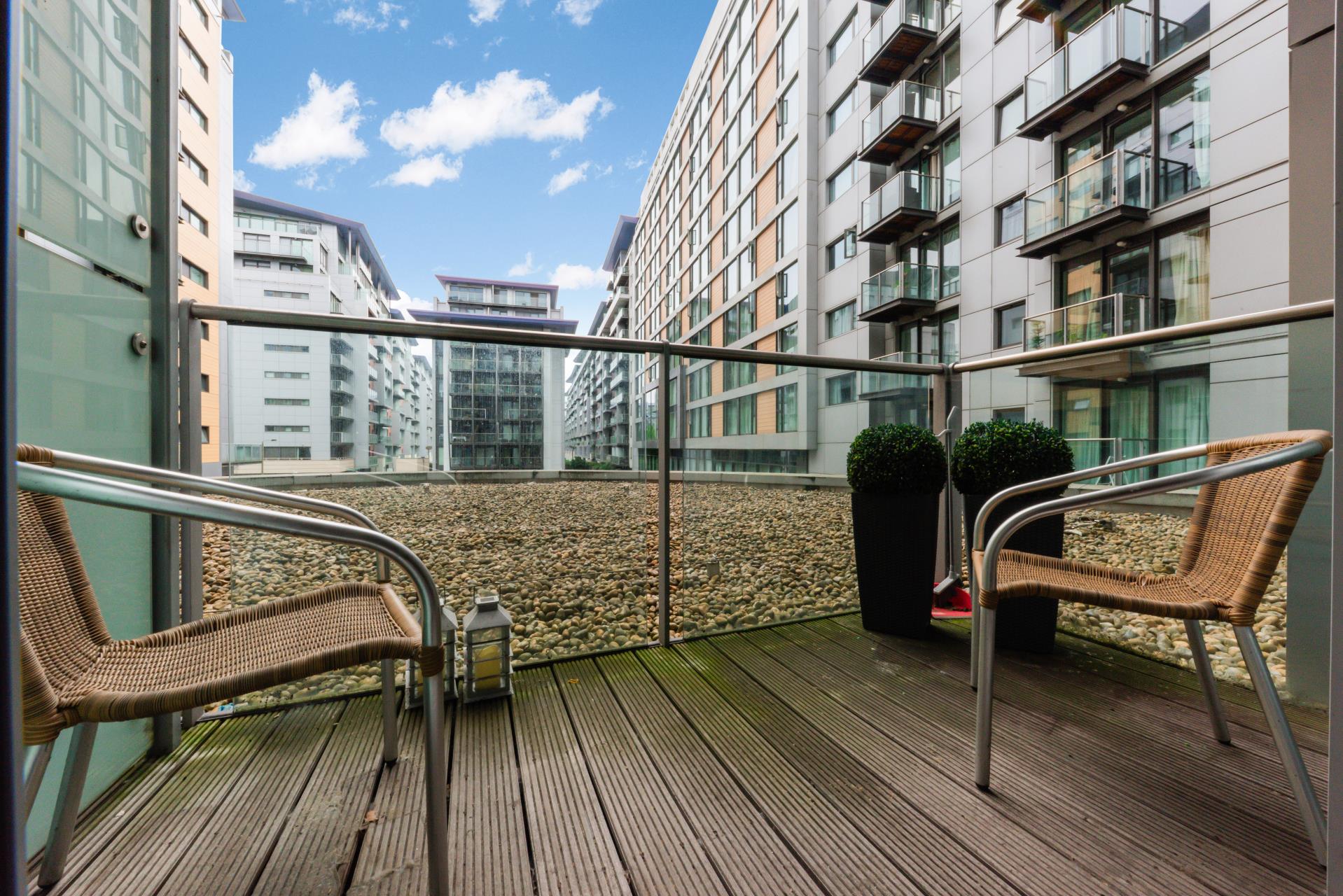 Flat Queenstown Road in Greater London
