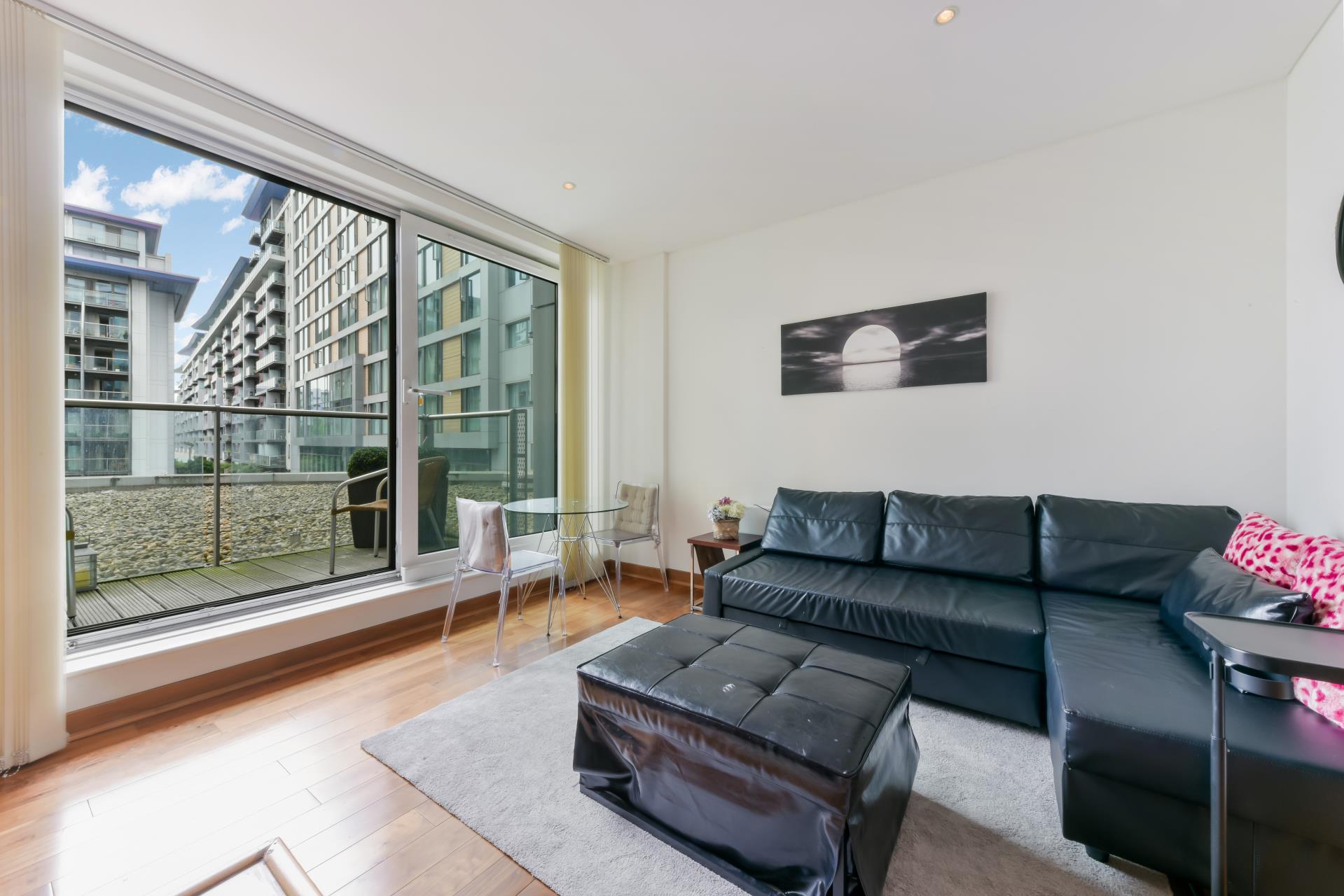 Flat Queenstown Road in Greater London
