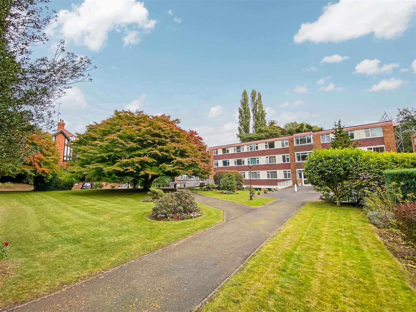 Flat Pinewood Grove in Coventry