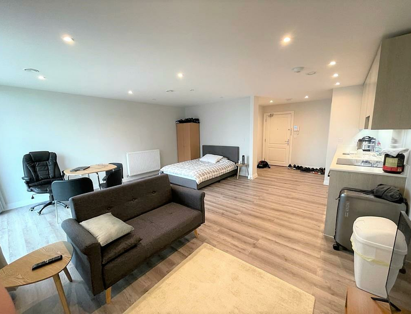 Flat Harefield Road in Greater London